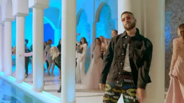 La veste noire en jean de Maluma dans son clip Hola Señorita (Maria) avec Gims