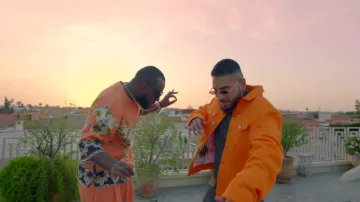 La veste orange de Maluma dans son clip Hola Señorita (Maria) avec Gims