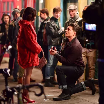 Bombas adornadas con lazo Gucci usadas por Lucy Hale en el set de Katy Keene en Nueva York en marzo de 2019