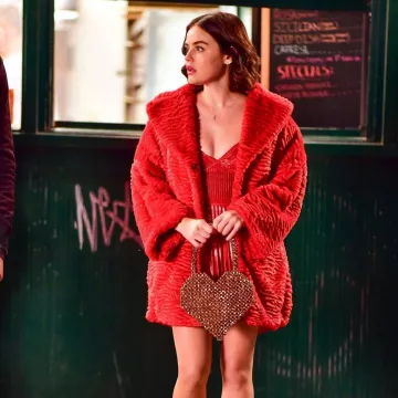 Anthropologie Loeffler Randall Maria Cœur d'Embrayage usé par Lucy Hale sur l'ensemble de Katy Keene à New York en Mars 2019