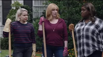 Rag & Bone Penn Cropped Sweater with Sheer Stripe Detail worn by Annie Marks (Mae Whitman) in Good Girls (S02E11)