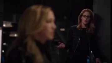 Massimo Dutti Bomber Down Veste de Cuir avec Détails usés par Felicity Smoak (Emily Bett Rickards) dans la Flèche (S07E22)