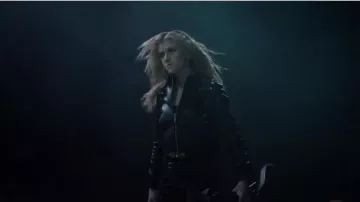 Babaton à Aritzia Lou Veste en Cuir portés par Mia Smoak (Katherine McNamara) dans la Flèche (S07E22)
