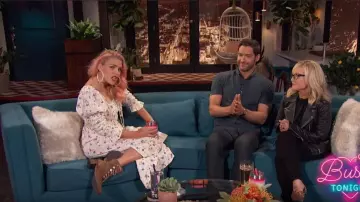 Doen Bijou Robe porté par Busy Philipps Occupé ce Soir 9 Mai 2019