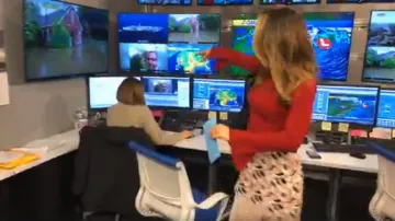 Falda Reiss Eline usada por Ginger Zee en Good Morning America 13 de mayo de 2019