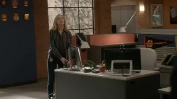 Marco Denim Silk Charmeuse Camisa de rayas azul marino usada por Ellie Bishop (Emily Wickersham) en NCIS (S13E09)