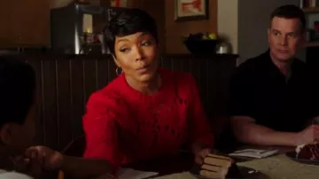 Isabel Marant Étoile Sinead Pointelle Chandail porté par Athena Subvention (Angela Bassett) dans le 9-1-1 (S02E18)