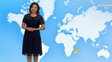 The navy dress lace Anaïs Baydemir in Weather 2