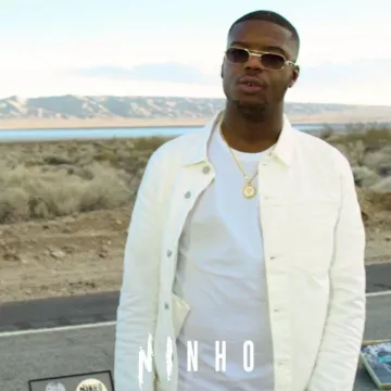 Chaqueta vaquera blanca de Ninho en la cuenta de Instagram de @ninhosdt