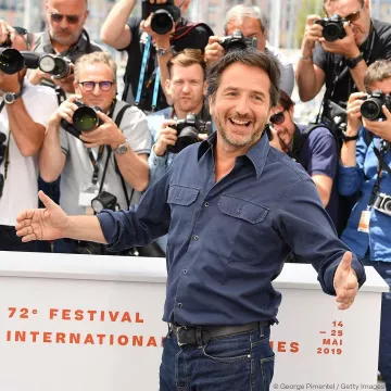 La camisa azul usada por Édouard Baer para el photocall del Festival de Cannes el 14 de mayo de 2019
