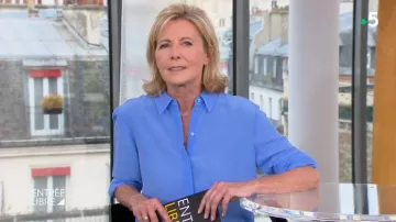 The blue shirt of Claire Chazal in free Entry to the 05/05/2019