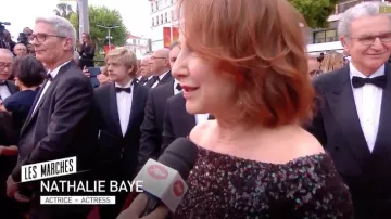 Vestido de lentejuelas desnudas de Nathalie Baye en el Festival de Cine de Cannes el 14 de mayo de 2019