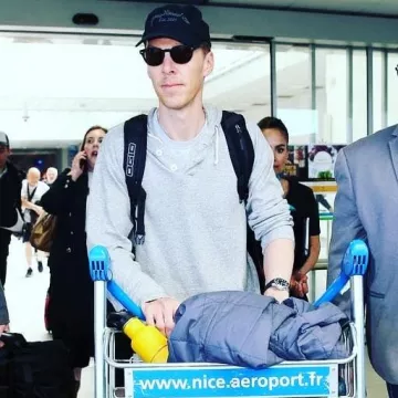 La caquette Jimmy Kimmel Live ! portée par Benedict Cumberbatch à l'aéroport de Nice le 14 mai 2019