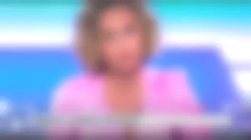 La camisa de raso rosa, mangas 3/4, nudo en el escote de Caroline Roux en do al aire el 14.05.2019