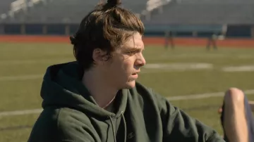 le sweatshirt champion de Grizz (Jack Mulhern) dans The Society (S01E02)