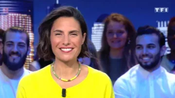 Le pull en cachemire jaune porté par Alessandra Sublet dans C Canteloup du 14.05.2019