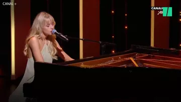 La robe dos nu verte Jacquemus de Angèle lors de la cérémonie d'ouverture du Festival de Cannes 2019