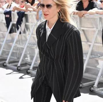 El blazer a rayas negras Thierry Mugler usado por Chloë Sevigny para el Festival de Cine de Cannes el 14 de mayo de 2019