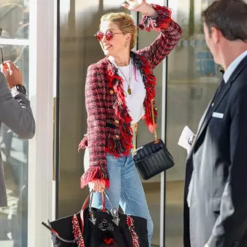 The blazer tweed red plaid of Amber Heard in Cannes may 14, 2019