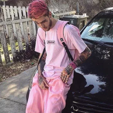 Camiseta momformal en rosa usada por Lil Peep en la cuenta de Instagram de @gothboicliquc