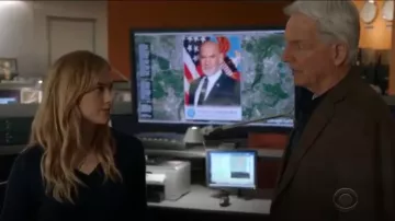 Equipo Lucinda V Neck Sweater usado por Ellie Bishop (Emily Wickersham) en NCIS (S16E22)