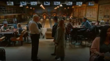 Abrigo de coche extra largo burberry Brighton usado por Ellie Bishop (Emily Wickersham) en NCIS (S16E22)