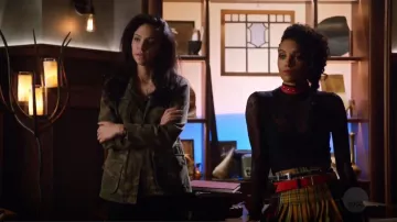 Anorak militar de Nueva York en blanco en la brigada usado por Zari Tomaz (Tala Ashe) en Legends of Tomorrow de DC (S04E07)
