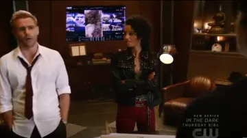 Zara imprimé Animal Pantalons portés par Amaya Jiwe (Maisie Richardson-Sellers) dans DC Légendes de Demain (S04E09)