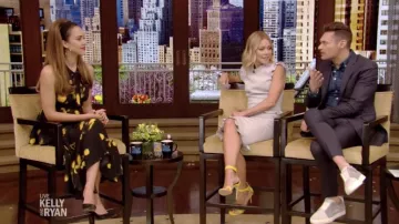 Proenza Schouler Rose Empreinte Jupe portée par Jessica Alba sur le LIVE avec Kelly et Ryan 14 Mai 2019
