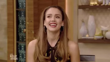 Proenza Schouler Rose Empreinte Chemisier porté par Jessica Alba sur le LIVE avec Kelly et Ryan 14 Mai 2019