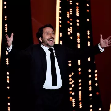 La corbata negra de cachemira usada por Édouard Baer en el Festival de Cine de Cannes 2019