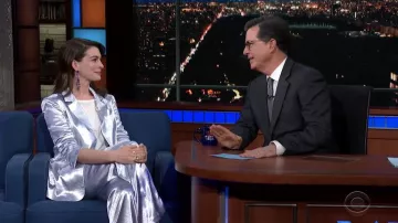 Cinq A Sept Kylie Blazer usado por Anne Hathaway en The Late Show with Stephen Colbert 8 de mayo de 2019