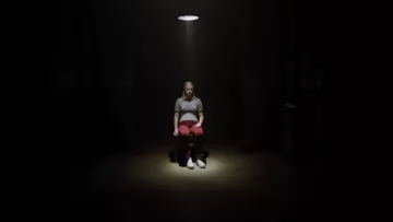 Le pantalon en velours rouille AG porté par Betty Cooper (Lili Reinhart) dans Riverdale (S03E21)