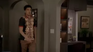 Zara Baroque Print Polo Shirt porté par Andre Johnson, Jr (Marcus Scribner) black-ish (S05E22)