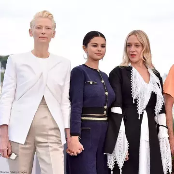 La robe noire à dentelle blanche portée par Chloë Sevigny au Festival de Cannes 2019