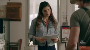 Madewell The Boxy Crop Jean Jacket usado por Rio (Lake Bell) en Bless This Mess (S01E05)