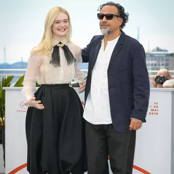 Vestido de Dior en blanco y negro de Elle Fanning para el Festival de Cannes 2019