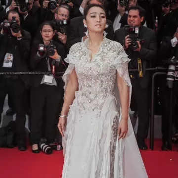 The long white dress embroidered Ralph & Russo Gong Li on the red carpet of the Cannes film Festival 2019