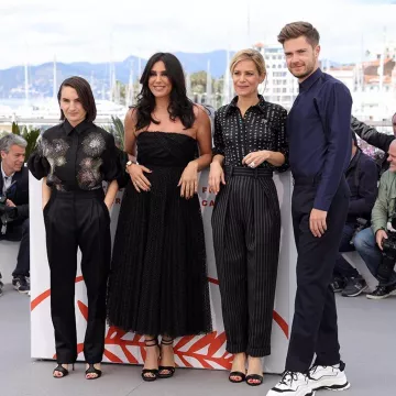 Los pantalones a rayas negras de Marina Foïs en Photocall el 15 de mayo de 2019 en el Festival de Cine de Cannes