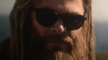 Les lunettes de soleil portées par Thor (Chris Hemsworth) comme vu dans Avengers: Endgame
