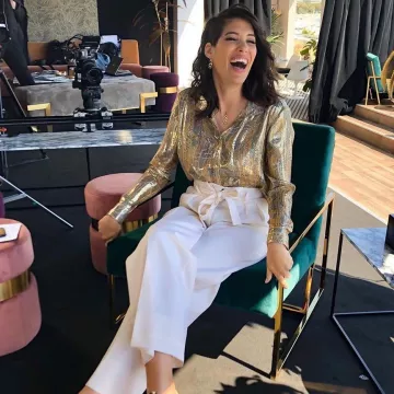 El collar dorado tourbillon usado por Laurie Cholewa en el Festival de Cine de Cannes 2019