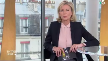 The black jacket is a timeless Claire Chazal in free Entrance the 14.04.2019