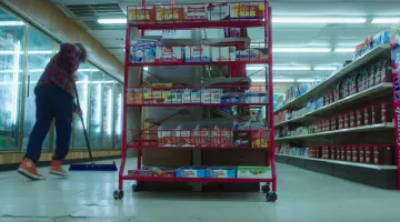 Orange Converse de Jesse Eisenberg en American Ultra