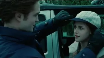 The baseball cap striped Bella (Kristen Stewart) in Twilight, Capitre 1 : Fascination