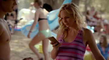 Le tank rayé de Caroline Forbes dans The Vampire Diaries