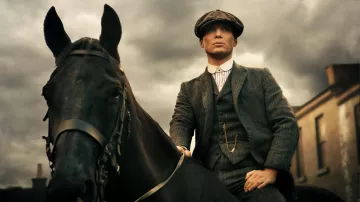 Le faux col arrondi de Thomas Shelby (Cillian Murphy) dans Peaky Blinders S01E02