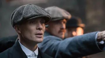 La casquette vintage en tweed de Thomas Shelby (Cillian Murphy) dans la série Peaky Blinders (S01E06)