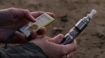 El nano iPod amarillo de Tuppence Middleton en Sense8