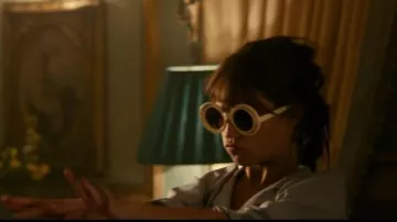 Gafas de sol blancas de Gaby (Alice Vikander) en El hombre del tío