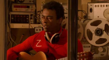 El jersey rojo "Team Zissou" de Pelé dos Santos (Seu Jorge) en La Vie Aquatique